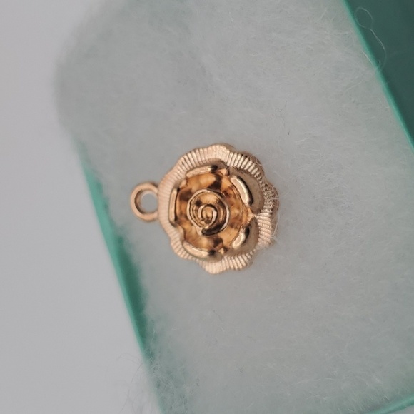 Rose charm - Picture 1 of 2